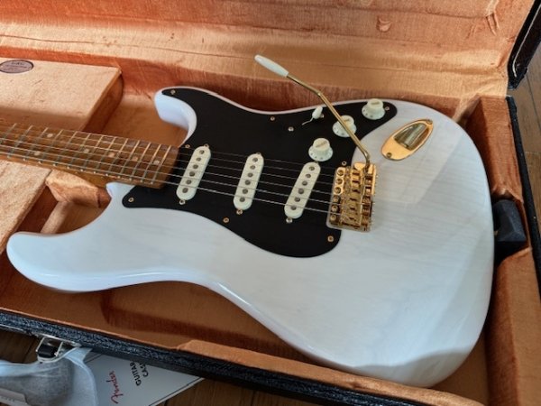 画像1: Fender Custom Shop American Custom Stratocaster NOS - Handwound PU's / Aged White Blonde/新品全国一律送料無料 (1)