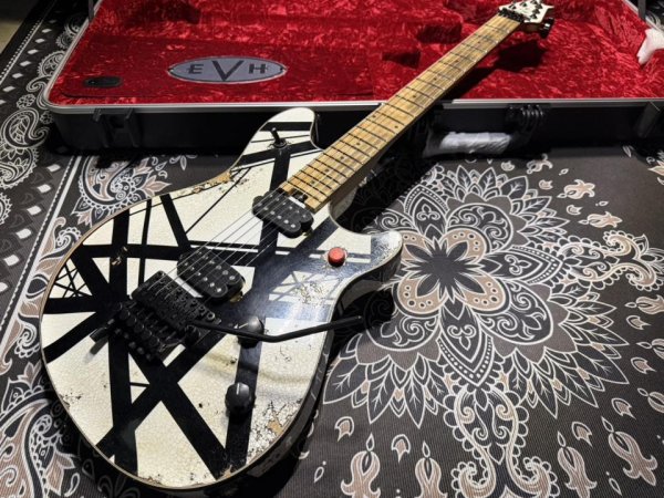 画像2: EVH Custom Shop Wolfgang Special Edition Relic Black and White Stripes (2)