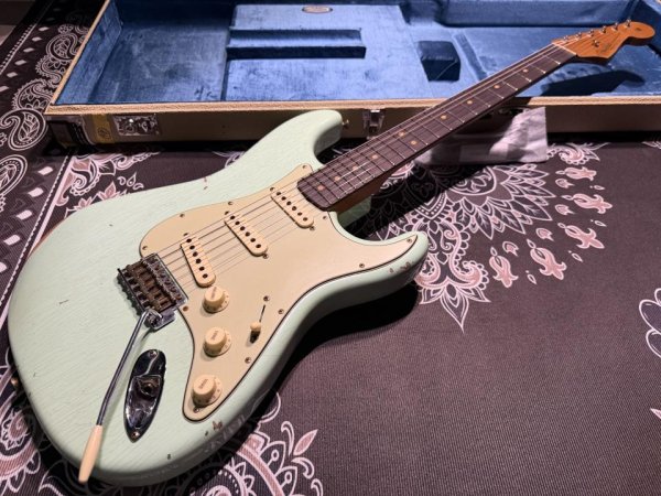 画像2: Fender Custom Shop Fender Custom Shop '63 Stratocaster / Limited Edition Super Faded Aged / Surf Green (2)