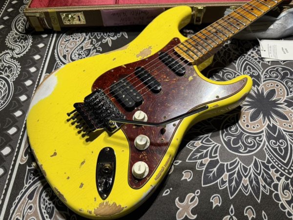 画像2: Fender Custom Shop '62 Stratocaster FRT SSH / Heavy Relic / Graﬃti-Yellow (2)