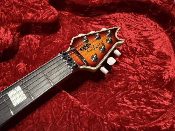 画像5: EVH Wolfgang Flamed Maple Top 3-tone Sunburst (5)
