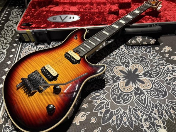 画像2: EVH Wolfgang Flamed Maple Top 3-tone Sunburst (2)