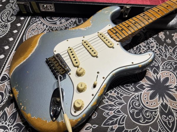 画像2: Fender Custom Shop Fender Custom Shop '69 Stratocaster / Ice Blue Metallic / Heavy Relic (2)