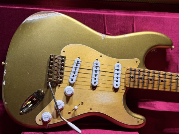 画像1: Fender Custom Shop Limited Edition 1955 Stratocaster Bone Tone / HLE Gold Aged Relic (1)