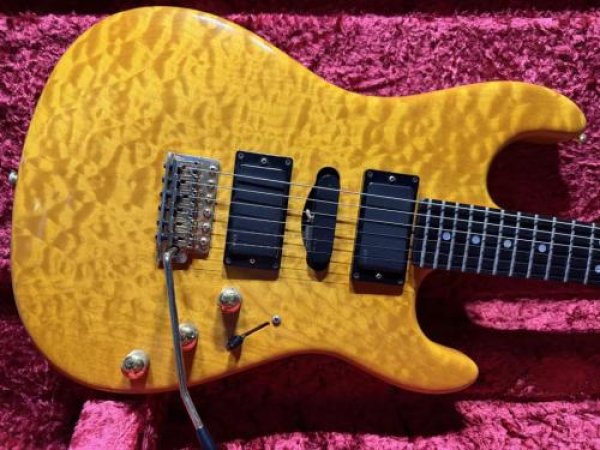 画像1: Valley Arts Custom Pro USA Quilted Maple H-S-H / Natural Ambe (1)