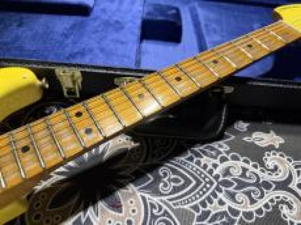 画像4:  Fender Custom Shop '69 Stratocaster Heavy Relic Reverse Headstock / Aged Canary Yellow (4)