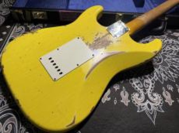 画像7:  Fender Custom Shop '69 Stratocaster Heavy Relic Reverse Headstock / Aged Canary Yellow (7)